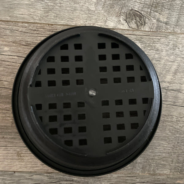 mesh bottom on the 7" black plastic bulb pan